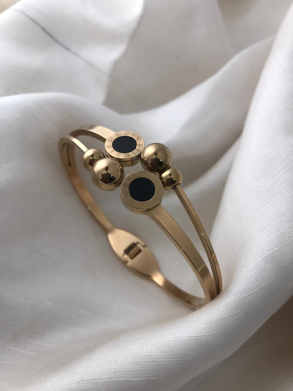 Black Circular Elements Kada