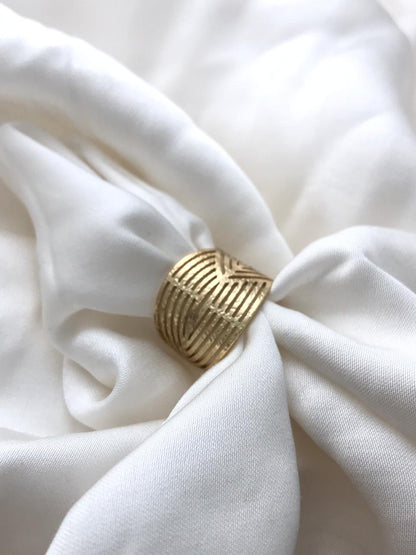 Wide Band Geometric Ring