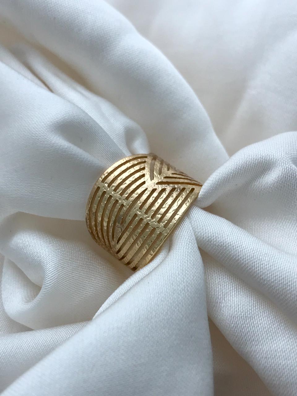 Wide Band Geometric Ring
