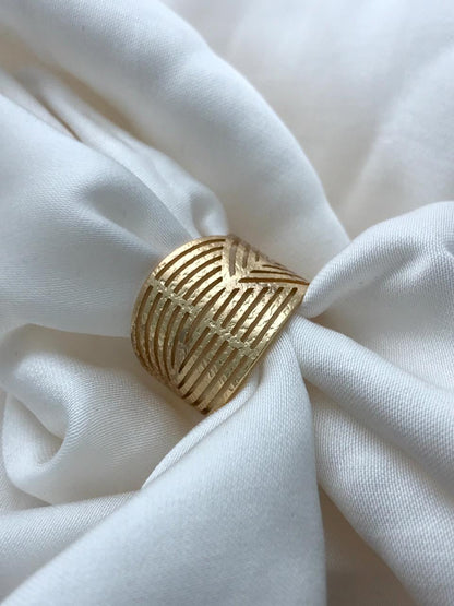 Wide Band Geometric Ring