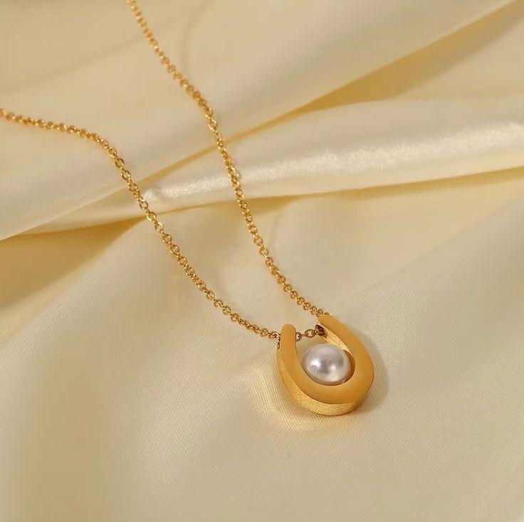 Horseshoe Pearl Necklace