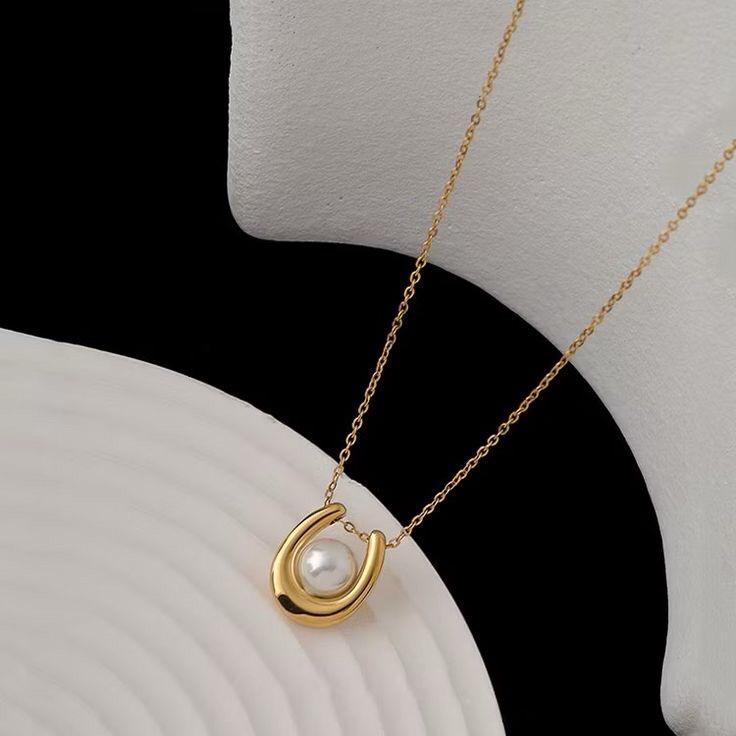 Horseshoe Pearl Necklace