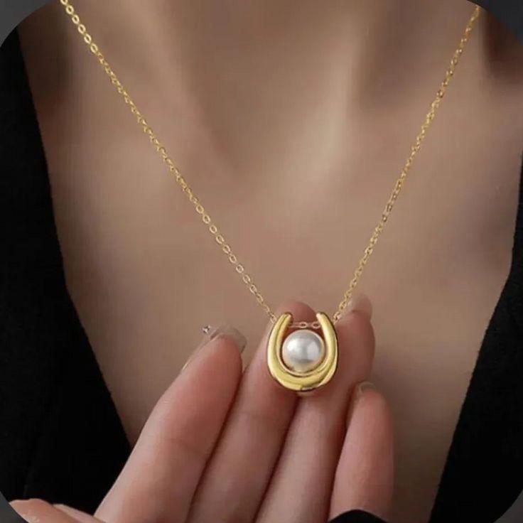 Horseshoe Pearl Necklace