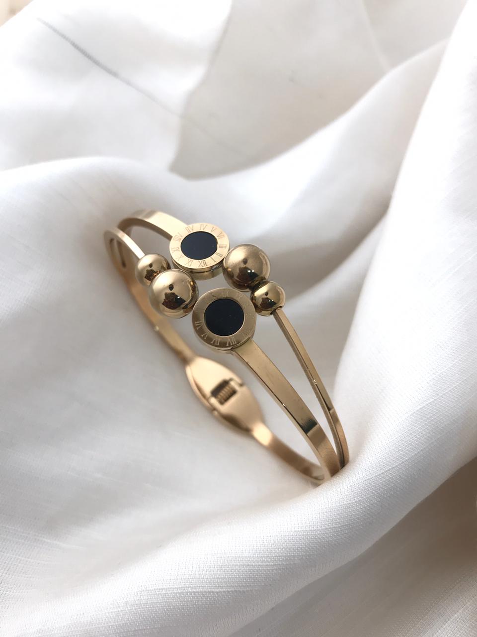 Black Circular Elements Kada