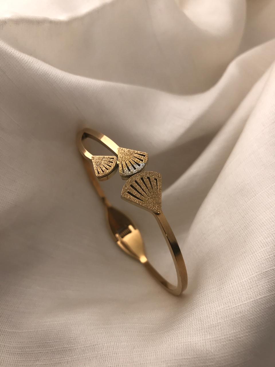 Stylish Gold-Toned Cuff Kada