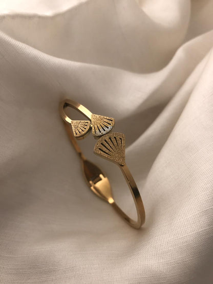 Stylish Gold-Toned Cuff Kada