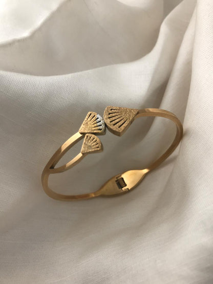 Stylish Gold-Toned Cuff Kada