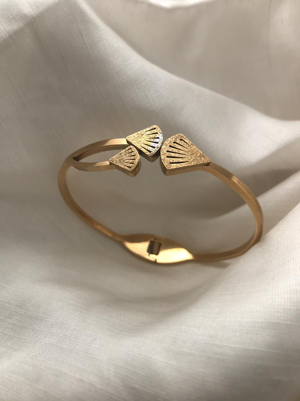Stylish Gold-Toned Cuff Kada