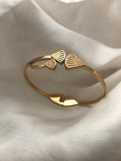 Stylish Gold-Toned Cuff Kada