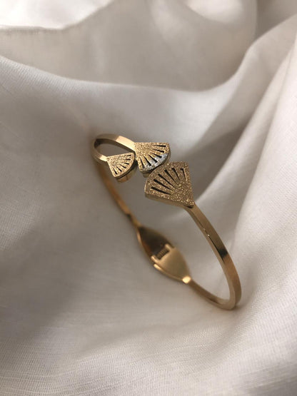 Stylish Gold-Toned Cuff Kada