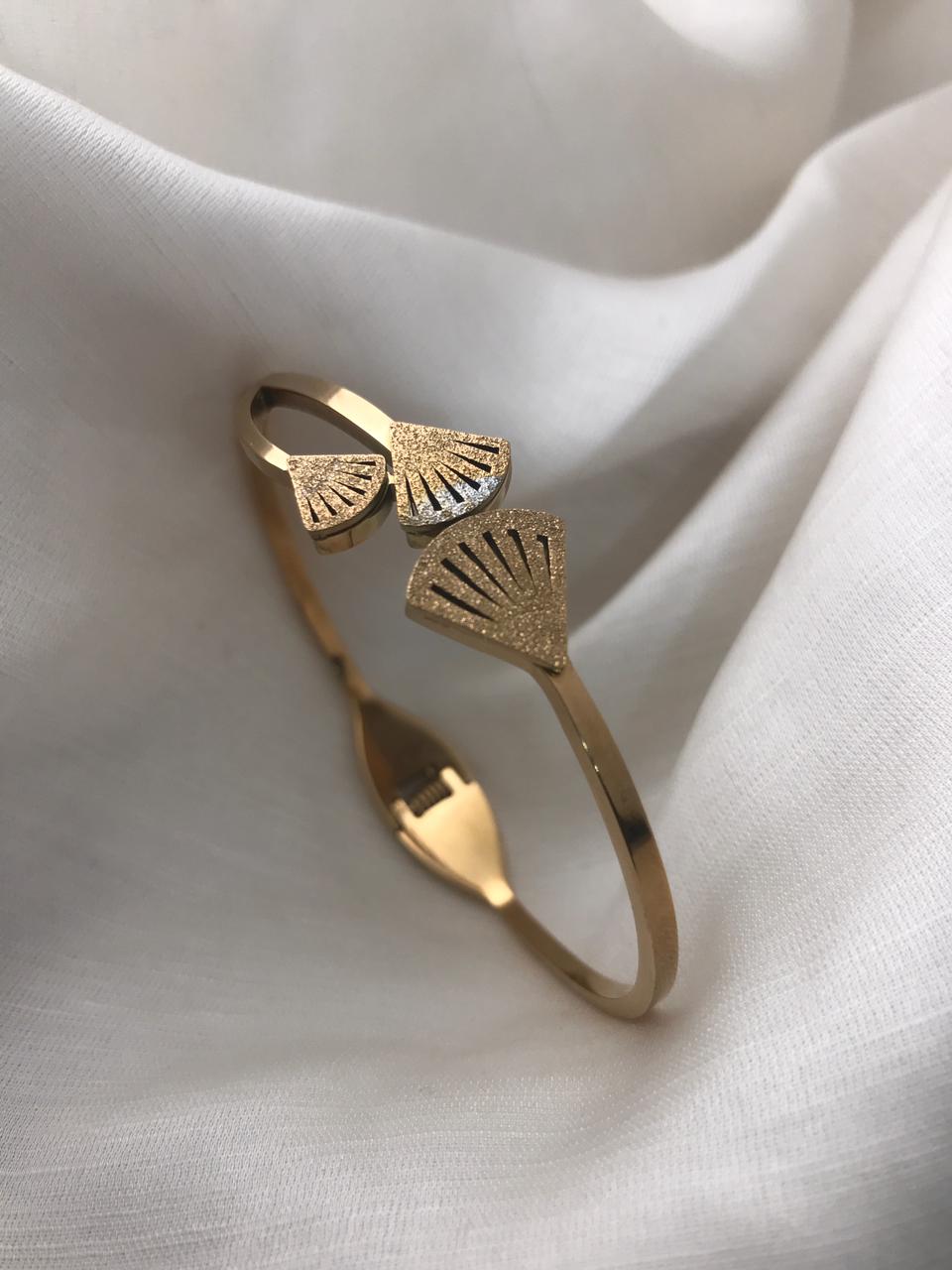Stylish Gold-Toned Cuff Kada