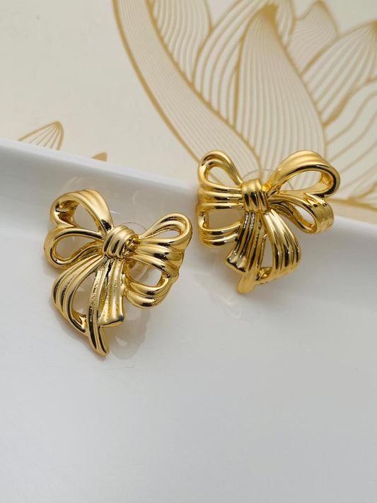 Elegant Pearl flower stud earring